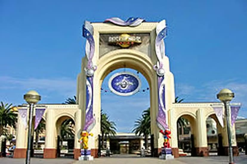 USJ entrance arch and visitor photo spot